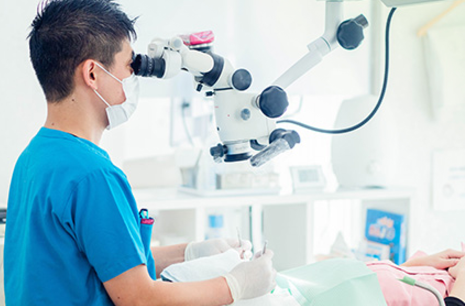 マイクロスコープを用いた精密治療